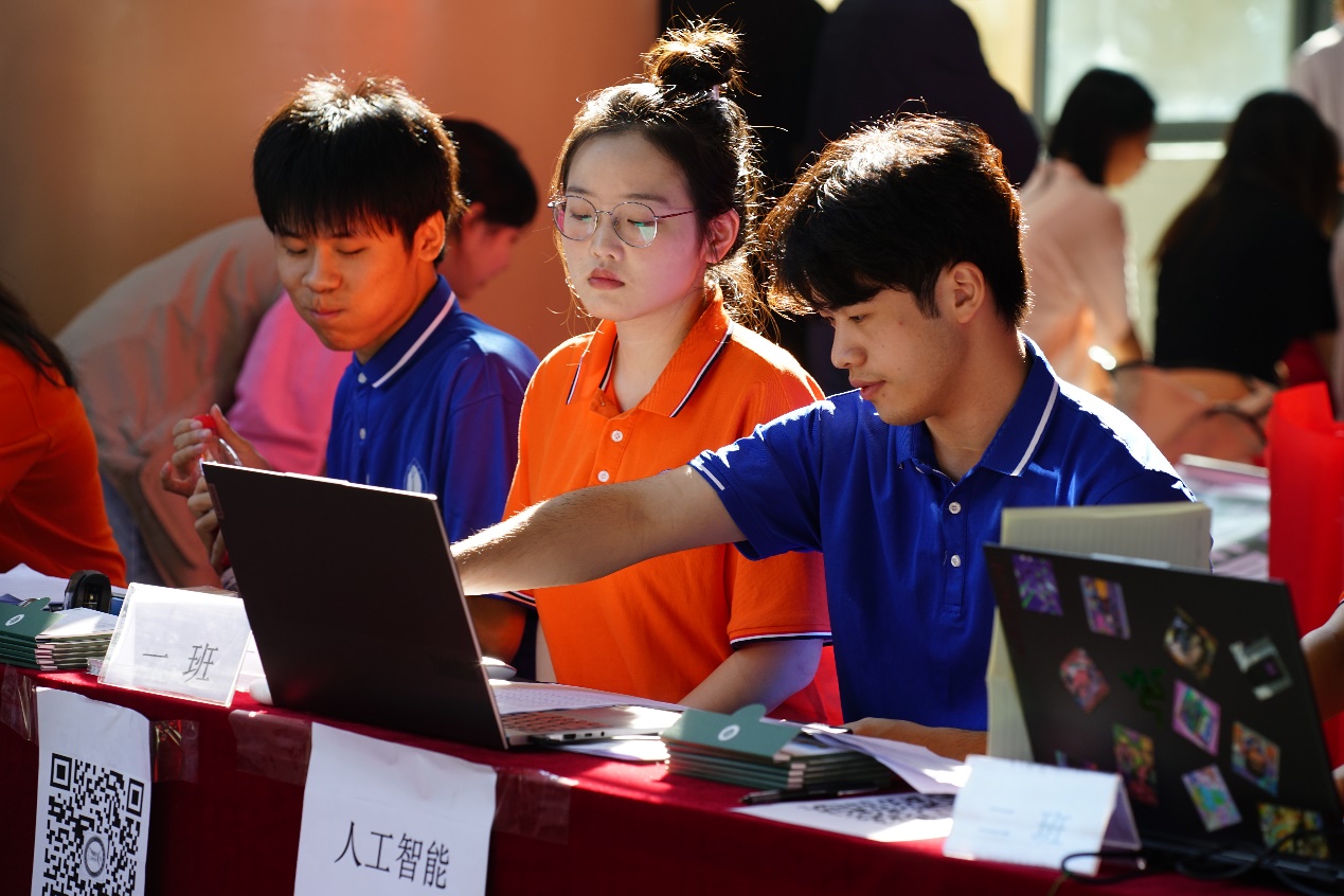 https://zhanqun.gcp.edu.cn/_vsl/08AAC113D4FD4A9D0B5A81E721B2F03B/A8113338/48BCD
