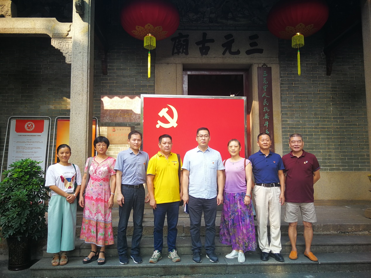 党员参观三元里人民抗英斗争纪念馆留影